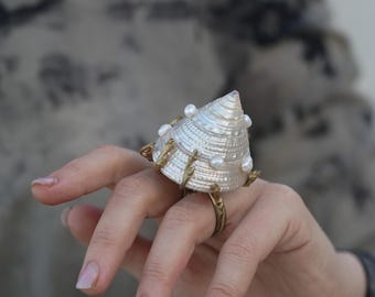 A wonderful ring with a huge pearl shell