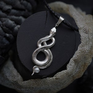 Silberner Schlangenanhänger mit Perle.  gothic alchemie okkulte halskette handgemacht von Ellen Rococo