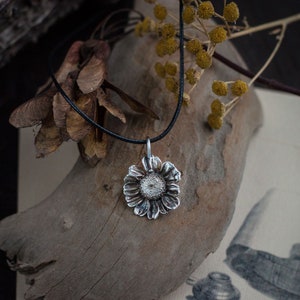 Sterling silver chamomile necklace. Fairy flower pendant. Tiny elven neckless. Elvish gift for witchy women. Hedge witch strega fashion