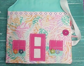 Casa de muñecas de tela portátil con muebles, muñecas y accesorios.