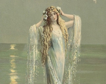 Könnte beinhalten: Eine Frau mit langen blonden Haaren trägt ein fließendes weißes Kleid und steht im Wasser. Sie trägt eine Krone aus weißen Blumen im Haar und blickt zur Seite. Das Wasser ist hellgrün und der Hintergrund ist hellblau.