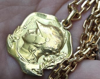 Antique French Art Nouveau 18K Gold Warrior Profile Medallion Pendant – Attributed to Charles Édouard Fraisse (1880–1945)