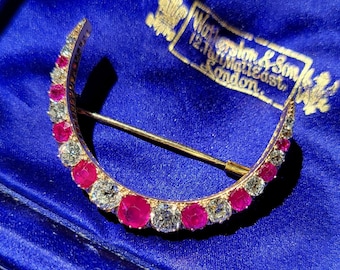Spilla antica a forma di mezzaluna in oro 14 carati con rubini birmani e diamanti
