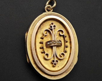 Ciondolo ovale in oro 14-15 carati con perle, stile vittoriano etrusco revival, risalente al 1880 circa.