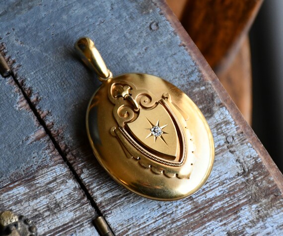 Large Antique Victorian 15K Solid Gold Crest Starb