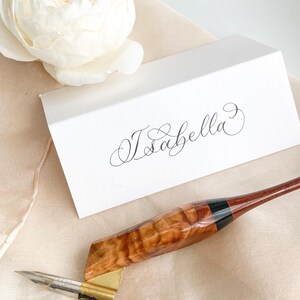 Unberührte weiße Hochzeit Ortsnamen, Zelt gefaltet mit echter Handkalligraphie. Schneller Versand aus Großbritannien, fertig in 3 - 5 Tagen.