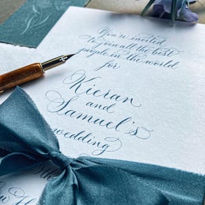 Faire-part de mariage calligraphié sur mesure sur une carte de luxe - vos mots, écrits par un calligraphe professionnel