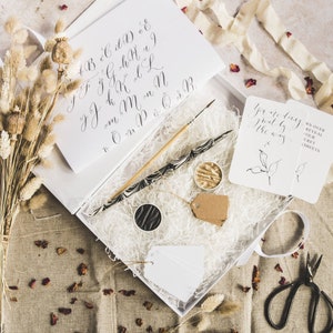 Verpacktes modernes Kalligraphie Geschenkset / hübsches Kalligraphie Geschenkset mit 100+ Arbeitsblättern zum Ausdrucken für zu Hause