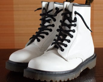 Made in ENGLAND Dr Martens WHITE vintage boots 8eylet docs 37