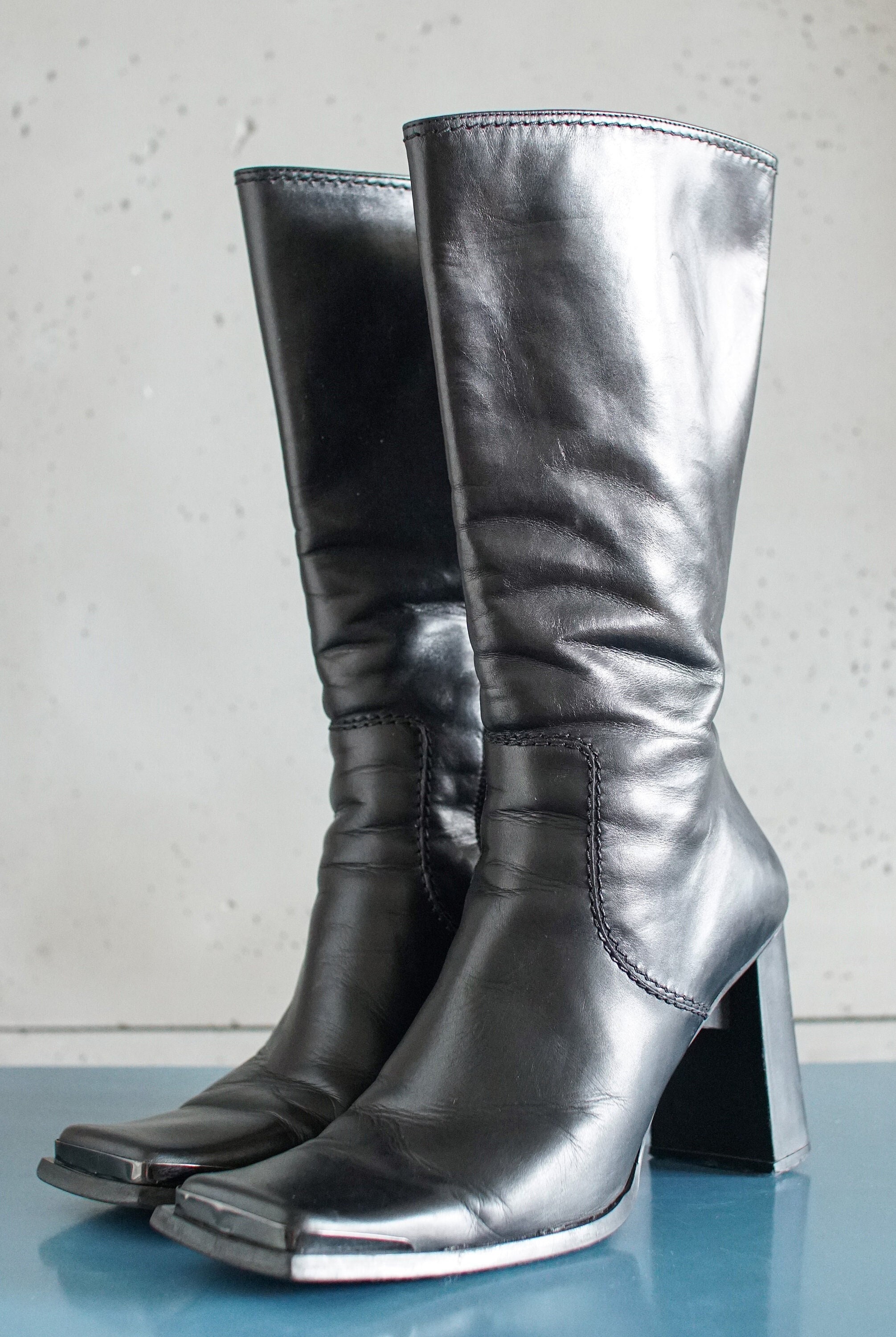 Angela Falconi diseño cuadrado italiano y2k cuero medio alto botas