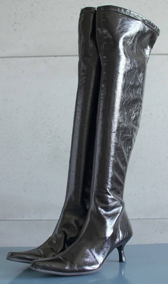 very pointy boots