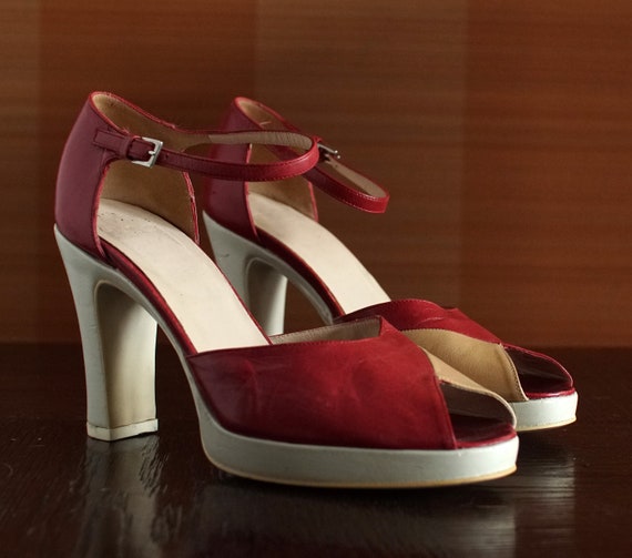 Designer HUGO BOSS vintage platform peep toe sanda