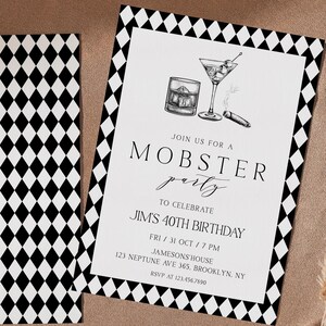 Peut inclure: Deux cartons d'invitation. L'un présente un motif de losanges noirs et blancs. L'autre a une bordure noire et blanche et le texte "MOBSTER party" avec une illustration de cocktail et de verre à whisky. L'invitation est pour un 40e anniversaire.
