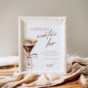 Placa de bar de Espresso Martini editável, pôster de coquetel de assinatura Love is brewing, menu de bebidas um pouco mais antigo, download de modelo 380