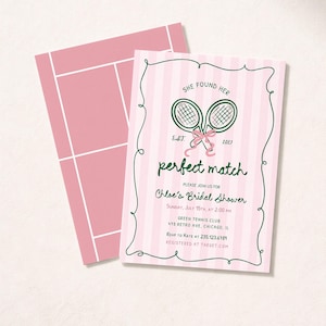 Może przedstawiać: Różowe zaproszenie na baby shower z motywem tenisa. Zaproszenie ma różowo-białe paski w tle, zieloną obwódkę i tekst "She found her perfect match".