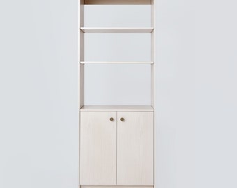 NOUVEAU // Bibliothèque et armoire multimédia en placage de bois avec finition White Wash. Style contemporain avec deux portes et étagères réglables.