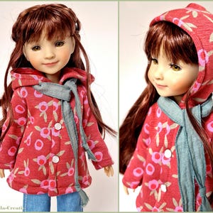 Könnte beinhalten: Eine rote Kapuzenjacke mit Blumenmuster und einem blauen Schal. Die Jacke hat einen Knopfverschluss und eine Kapuze. Die Puppe trägt eine blaue Jeans.