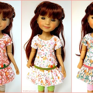 Könnte beinhalten: Drei Puppen, die florale Kleider mit grünen Gürteln und verschiedenen Leggings tragen. Die Kleider haben einen weißen Hintergrund mit rosa, orangefarbenen und grünen Blumen. Die Puppen haben langes rotes Haar und lächeln.