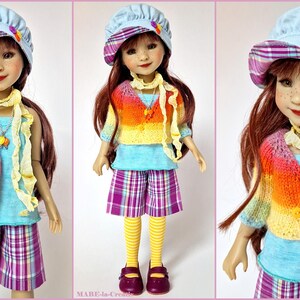 Könnte beinhalten: Eine Puppe mit langem rotbraunem Haar trägt eine hellblaue Mütze mit kariertem Schirm, ein hellblaues Schlauchoberteil, eine regenbogenfarbene Strickjacke, eine violette karierte Shorts, gelb gestreifte Leggings, einen gelben Rüschenschal und violette Schuhe.