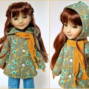 Könnte beinhalten: Eine Puppe trägt eine grüne Kapuzenjacke mit Blumenmuster, einen gelben Schal und eine blaue Jeans.