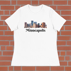 Women&#39;s Relaxed T-Shirt: Minneapolis, Minnesota Skyline