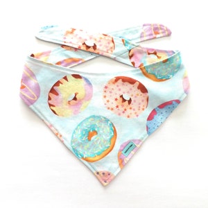 Haustier-Bandana - 'Donuts' / Bunter großer Donut-Druck / Bandana zum Binden für Katzen, Welpen, Hunde / Frühling, Sommer, Geschenk für Haustiere