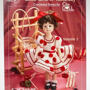 Peut inclure: Patron de robe au crochet pour une poupée de 35,5 cm. La robe est blanche avec des pois rouges et une bordure rouge. Le patron est de la collection Craft Doll, Volume 1, Little Girls of Yesterday.
