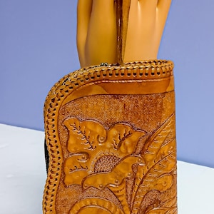 Cartera de mano de cuero vintage de los años 50, marrón, estilo mexicano occidental, con estampado floral hecho a mano, cierre de cremallera y forro de piel de avestruz roja.