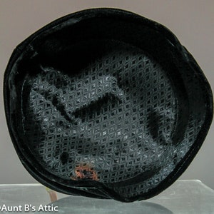 Vintage 50's Ladies Black Velvet Pillbox Hat W/ Wired Edge One Size image 4