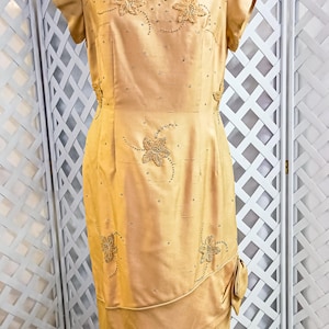 Robe fourreau en soie dorée vintage des années 50 : appliqués floraux, bijoux, taille 14