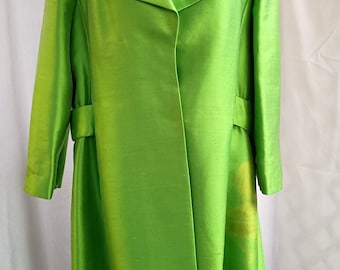 Casaco vintage de primavera feito à mão em seda verde limão vibrante com fecho de pressão e gola larga, tamanho M/G.