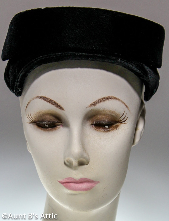 Vintage 50's Ladies Black Velvet Pillbox Hat W/ W… - image 1
