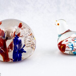 Pájaro y esfera de cristal soplado de Murano: conjunto de arte moderno de mediados de siglo