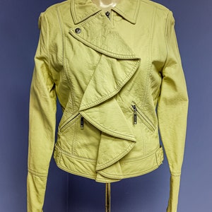 Veste à volants sur le devant vintage des années 80 Veste pour femme Joujou en similicuir couleur beurre, manteau à volants sur le devant, petit
