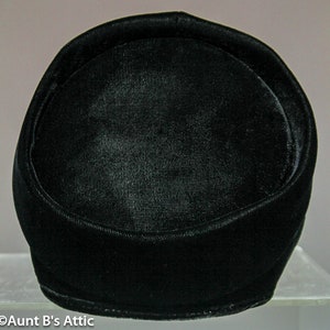 Vintage 50's Ladies Black Velvet Pillbox Hat W/ Wired Edge One Size image 3