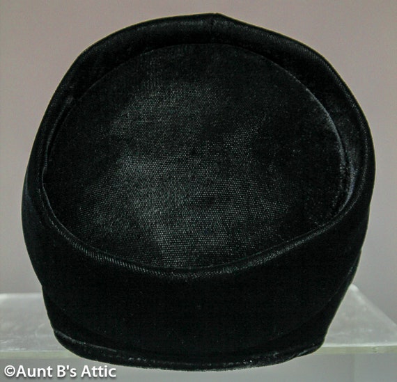 Vintage 50's Ladies Black Velvet Pillbox Hat W/ W… - image 3