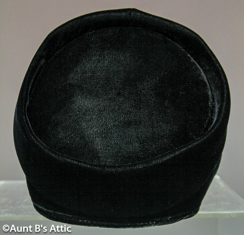 Vintage 50's Ladies Black Velvet Pillbox Hat W/ Wired Edge One Size image 3