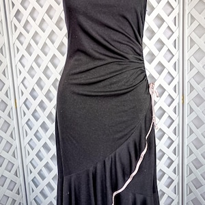 Vestido de festa preto de um ombro só dos anos 90: bainha assimétrica com babados e triângulos urbanos