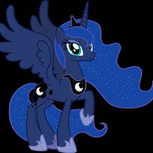 Pu&ograve; includere: Un pony blu e viola con una mezzaluna sul petto e una corona sulla testa. Il pony ha una lunga criniera e una coda blu con un motivo stellato. Il pony ha le ali e sta in piedi sulle zampe posteriori.