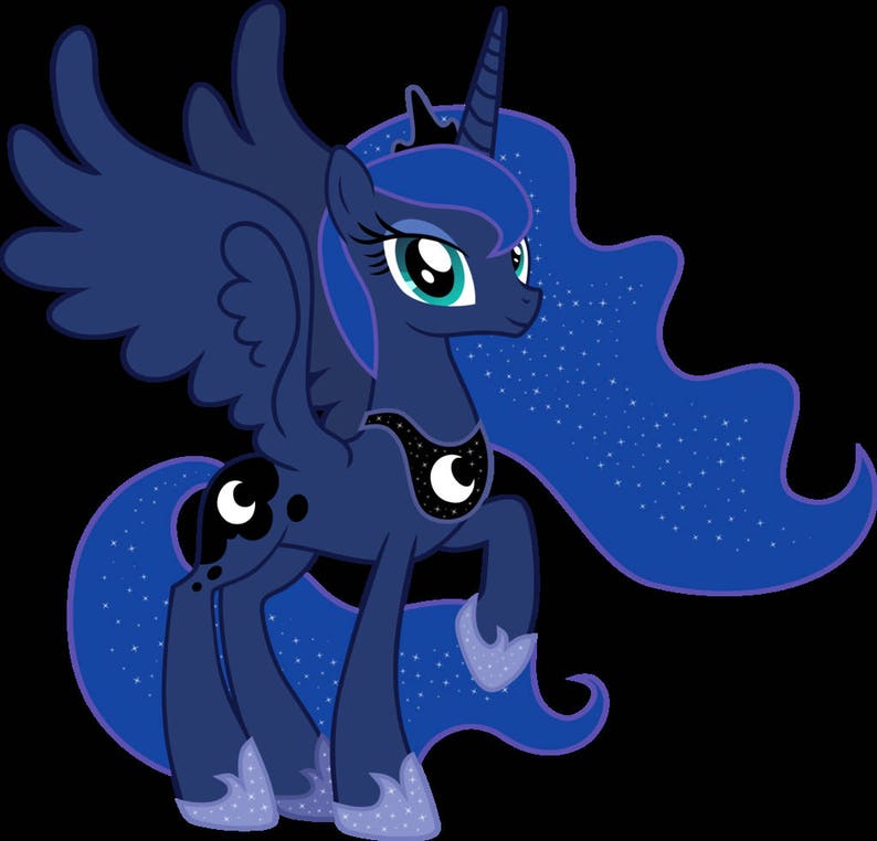 Pu&ograve; includere: Un pony blu e viola con una mezzaluna sul petto e una corona sulla testa. Il pony ha una lunga criniera e una coda blu con un motivo stellato. Il pony ha le ali e sta in piedi sulle zampe posteriori.