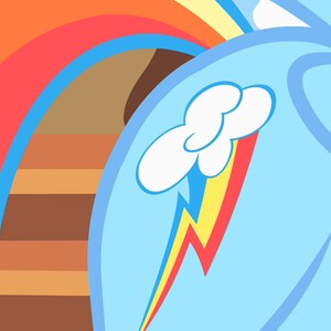Op de afbeelding: Een blauw pony met een regenboog en een wolk met een bliksem als cutie mark. De pony staat voor een regenboog.