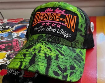 Gorra de camionero con parche de limo neón de The Last Drive-In con Joe Bob Briggs