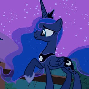 Pu&ograve; includere: Un pony di cartone animato blu e viola con un corno e una corona. Il pony ha una criniera e una coda blu e sta in piedi su una piattaforma di legno. Lo sfondo &egrave; un cielo viola con stelle bianche.