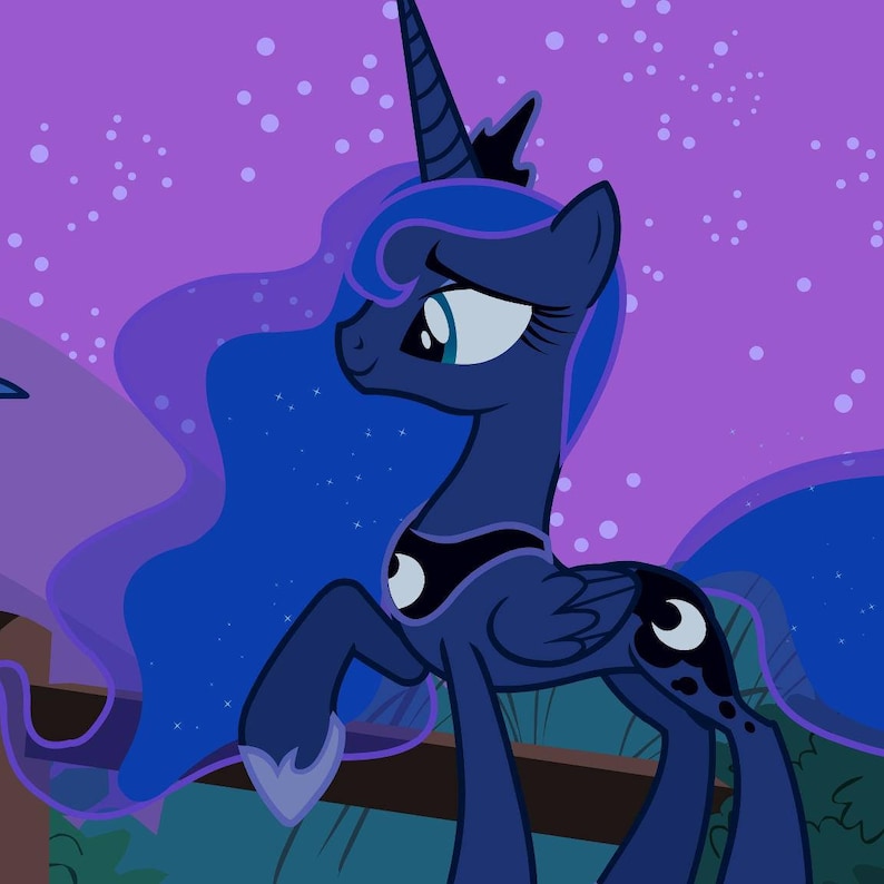 Pu&ograve; includere: Un pony di cartone animato blu e viola con un corno e una corona. Il pony ha una criniera e una coda blu e sta in piedi su una piattaforma di legno. Lo sfondo &egrave; un cielo viola con stelle bianche.