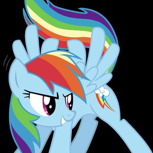 Op de afbeelding: Een cartoonpony met een regenboogmanen en staart, een blauw lichaam en een bliksem-cutie-mark. De pony heeft een ondeugende uitdrukking en poseert met zijn vleugels uitgespreid.