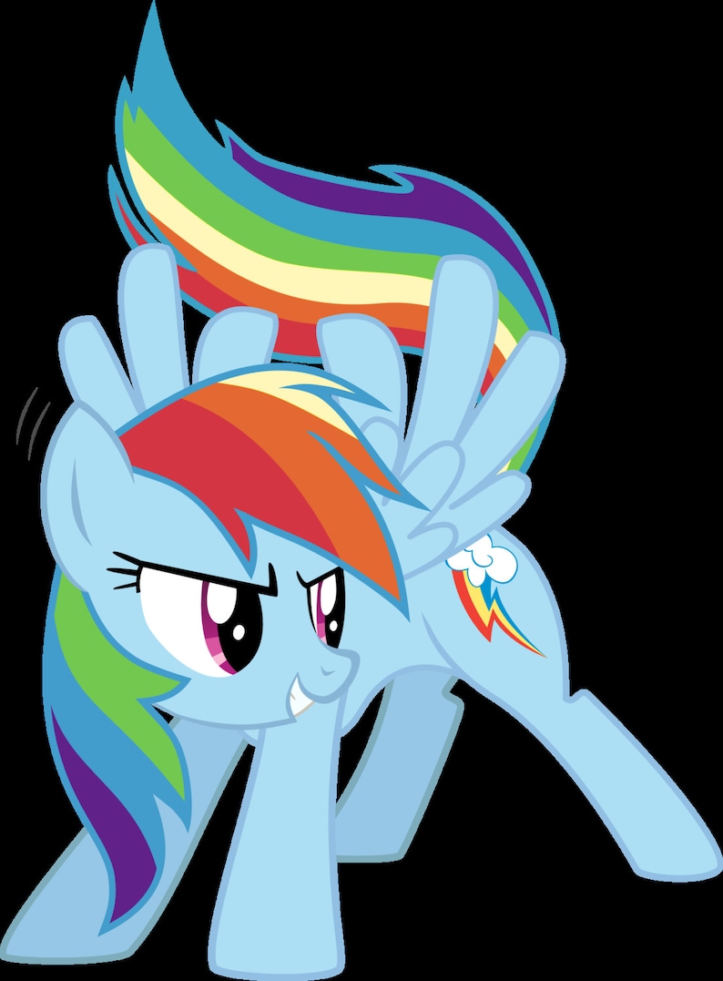 Op de afbeelding: Een cartoonpony met een regenboogmanen en staart, een blauw lichaam en een bliksem-cutie-mark. De pony heeft een ondeugende uitdrukking en poseert met zijn vleugels uitgespreid.