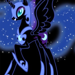 Pu&ograve; includere: Un pony nero e viola con una criniera blu e un simbolo di luna crescente sul fianco. Il pony ha grandi ali e un corno. Lo sfondo &egrave; blu scuro con stelle bianche.