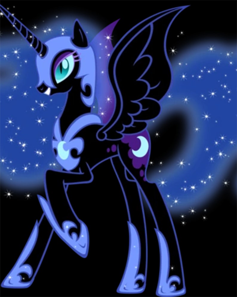 Pu&ograve; includere: Un pony nero e viola con una criniera blu e un simbolo di luna crescente sul fianco. Il pony ha grandi ali e un corno. Lo sfondo &egrave; blu scuro con stelle bianche.