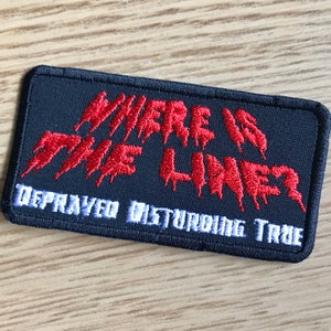 Op de afbeelding: Zwarte geborduurde patch met rode druppelende tekst die "WHERE IS THE LINE?" zegt en witte tekst die "DEPRAVED DISTURBING TRUE" zegt.