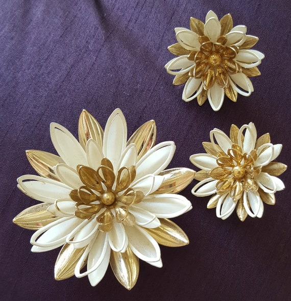 Sarah Coventry"Water Lilly" Brooch and Earring Se… - image 1